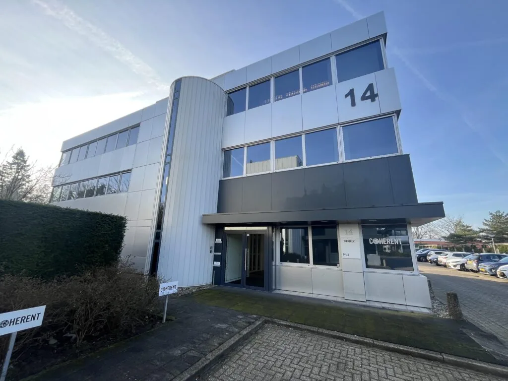Een modern kantoorgebouw met het nummer 14, gelegen aan de Huis ter Heideweg, met parkeergelegenheid en omringende natuur.