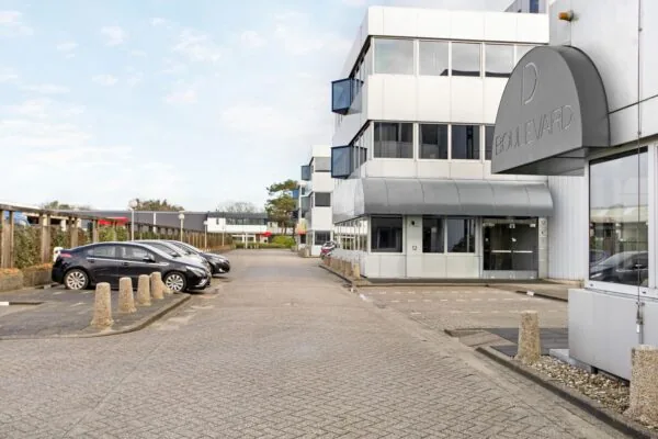 Parkeerplaats bij een modern kantoorgebouw aan de Huis ter Heideweg.