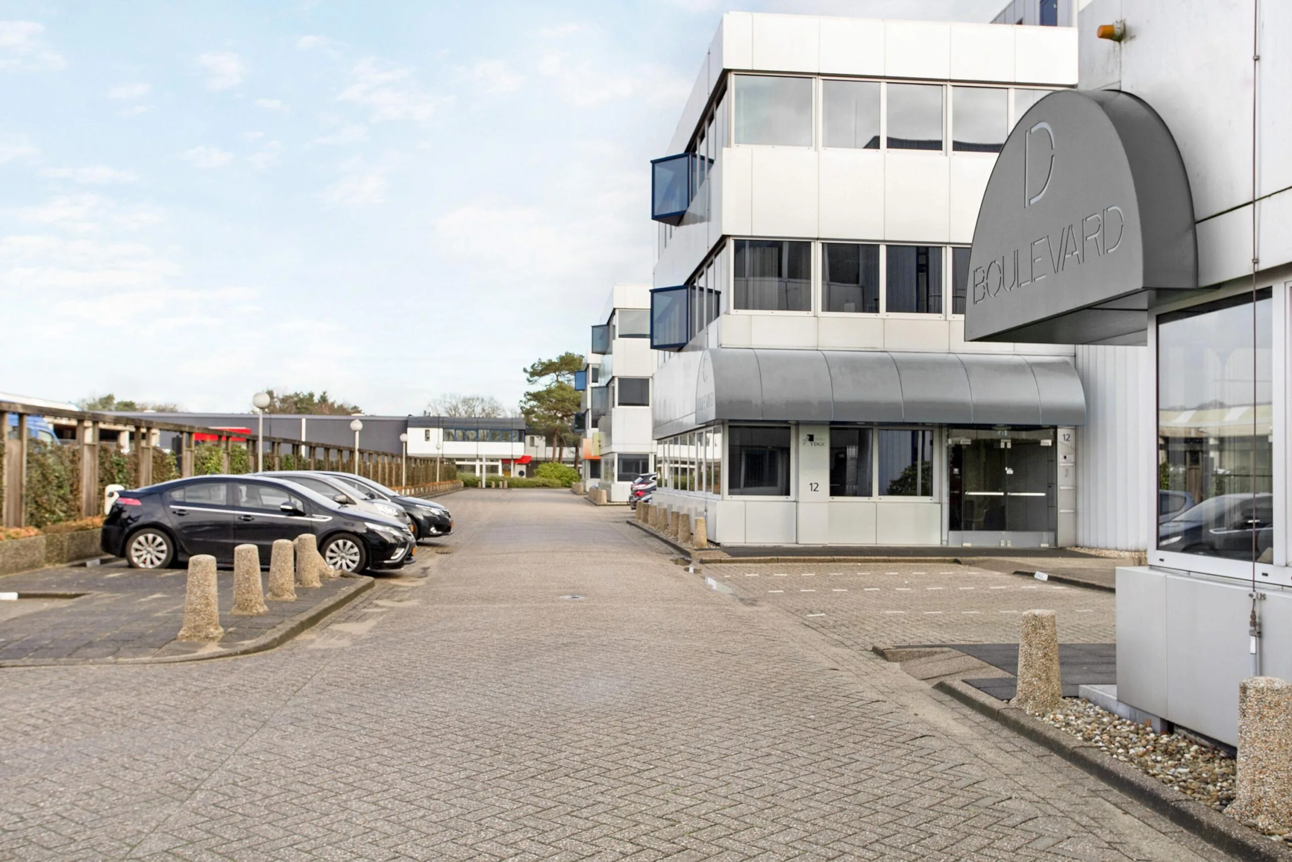 Parkeerplaats bij een modern kantoorgebouw aan de Huis ter Heideweg.