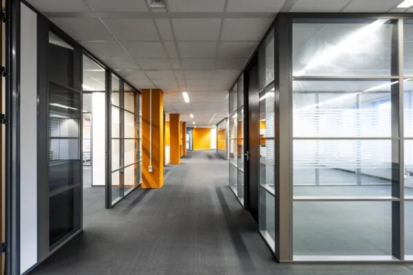 Een moderne kantoorhal met glazen wanden en oranje accenten op de Neptunusstraat.
