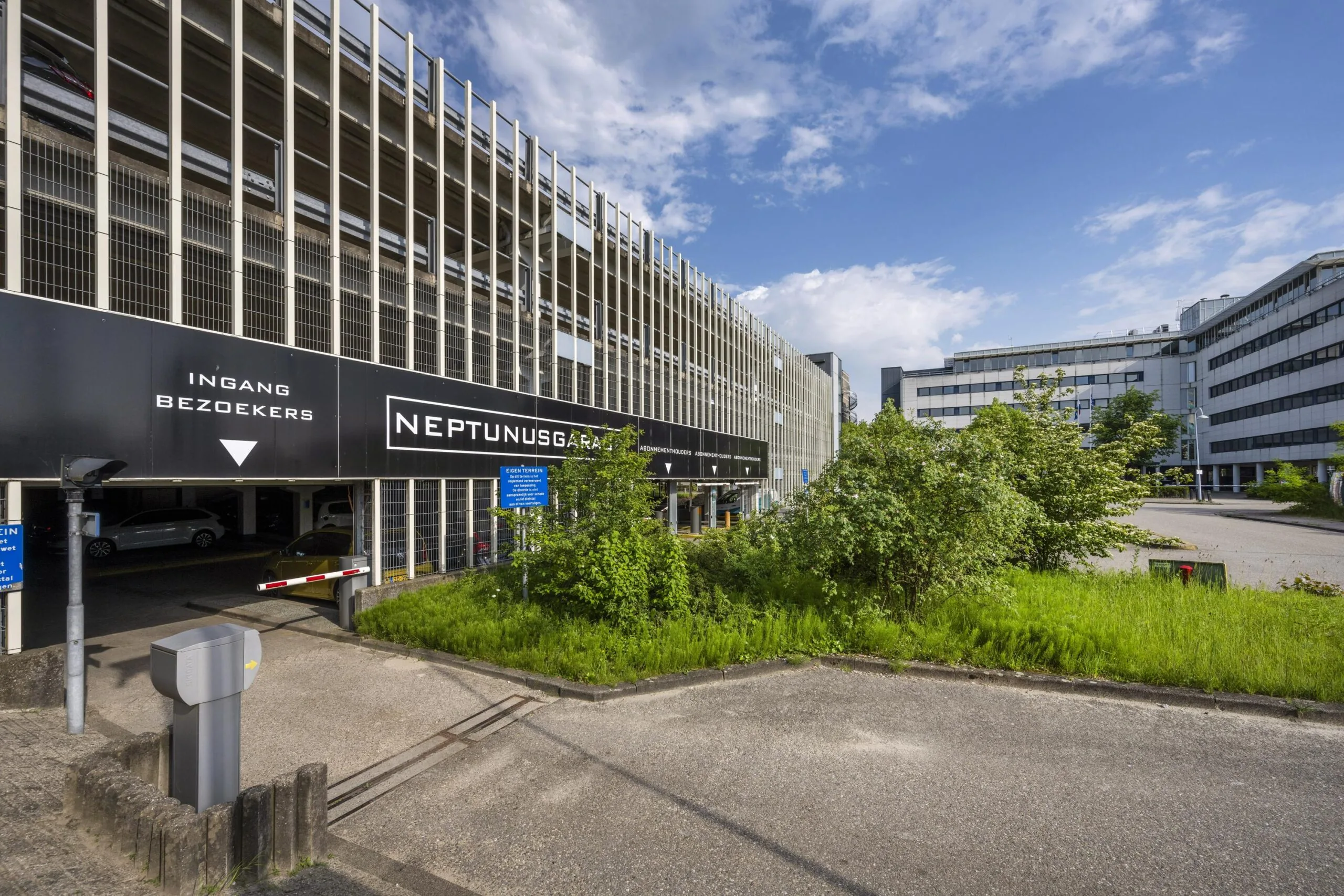 Parkeergarage Neptunus met een ingang voor bezoekers op een zonnige dag.