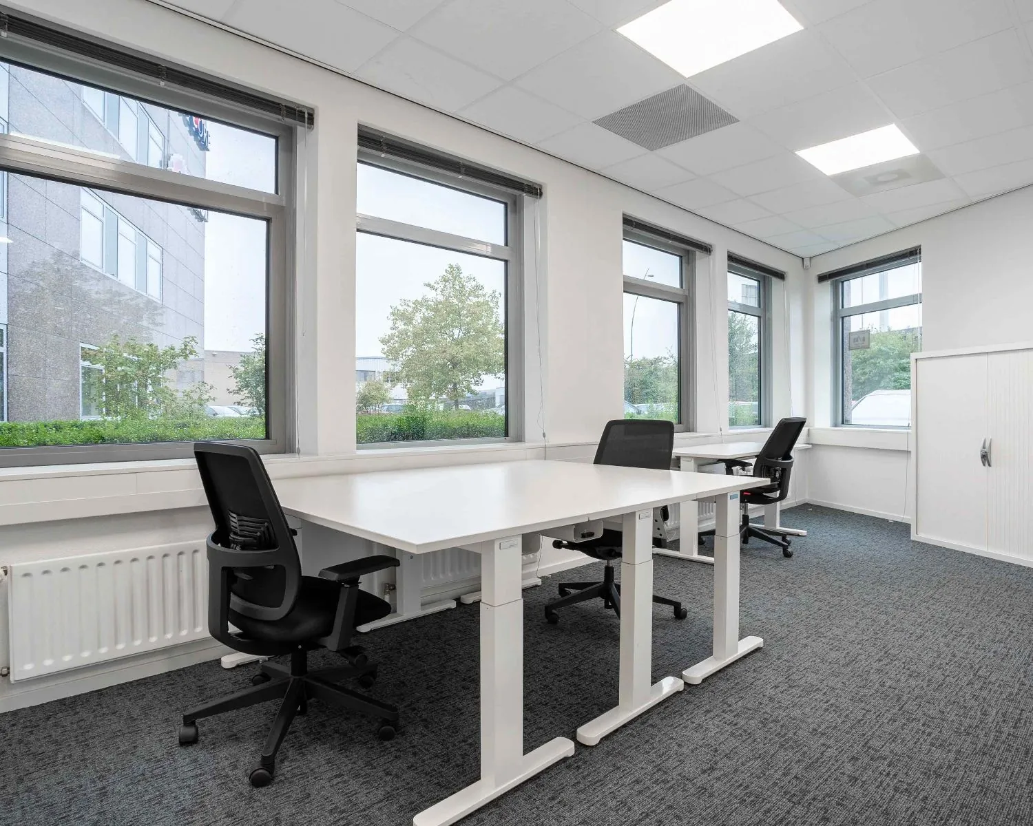 Moderne, lichte kantoorruimte met drie werkplekken aan de Hurksestraat 43 in Eindhoven.
