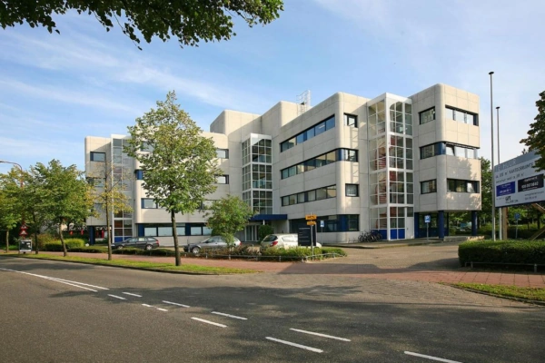Modern kantoorpand aan de Vreeswijksestraatweg met parkeerplaatsen en groenvoorziening aan de straatzijde.