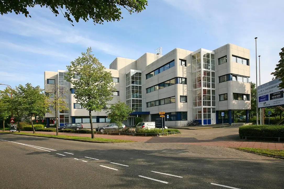 Modern kantoorpand aan de Vreeswijksestraatweg met parkeerplaatsen en groenvoorziening aan de straatzijde.