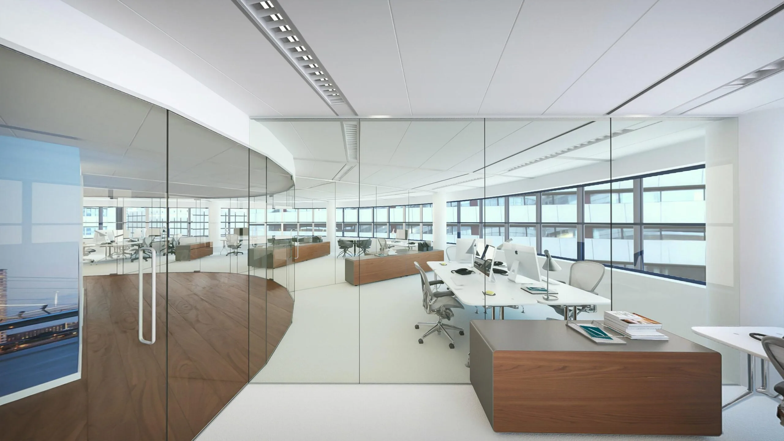 Een moderne kantoorruimte met glazen wanden en houten bureaus.