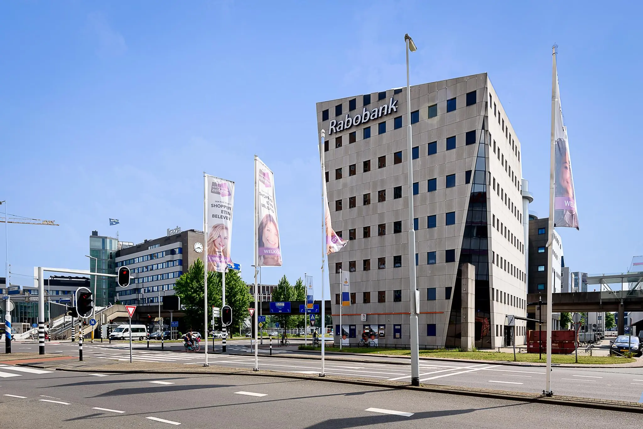 Straatbeeld van de Twentestraat in Enschede met het Rabobank-gebouw prominent in beeld.