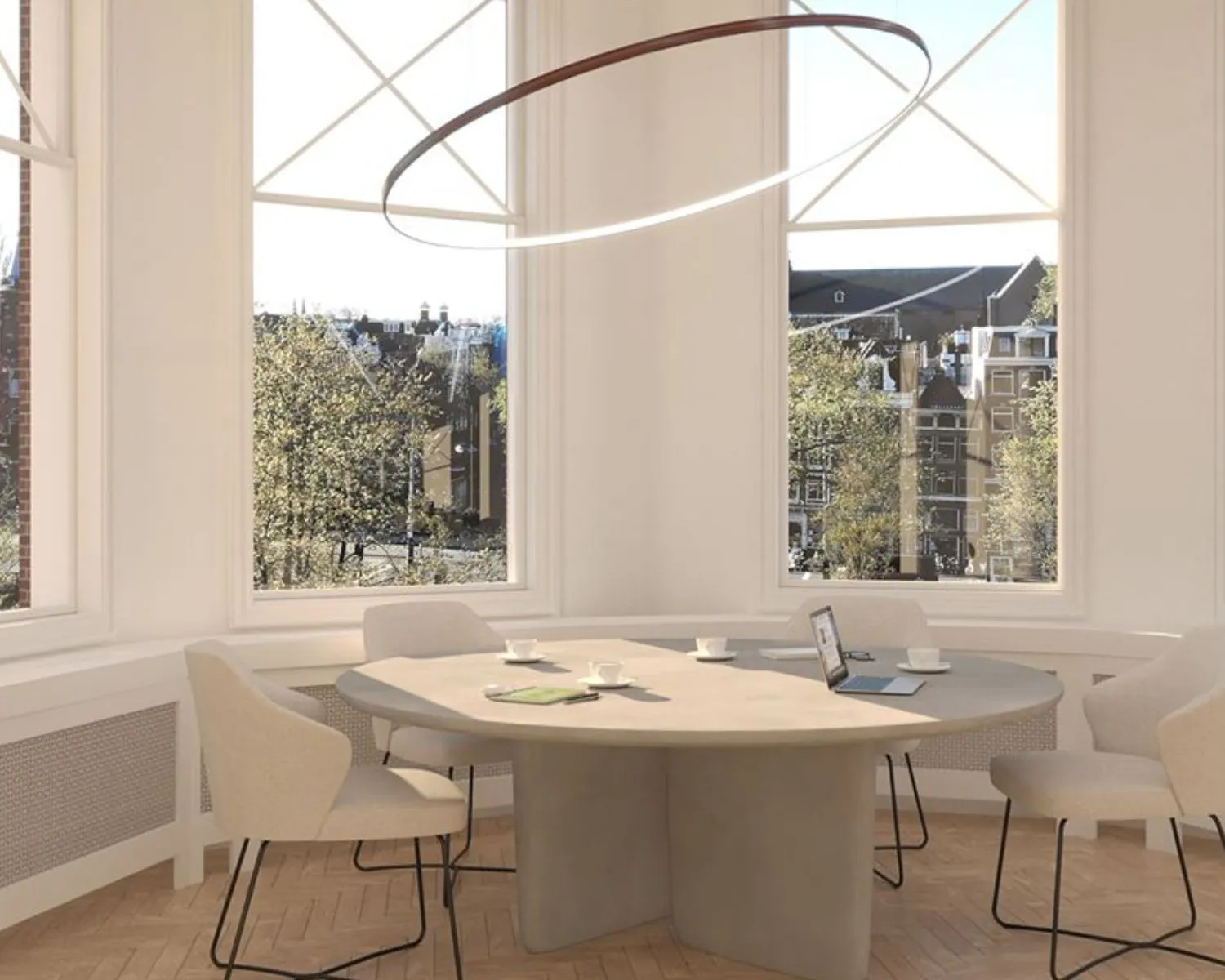 Lichte kantoorruimte aan de Westermarkt 2 in Amsterdam met een ronde vergadertafel en uitzicht op de stad.