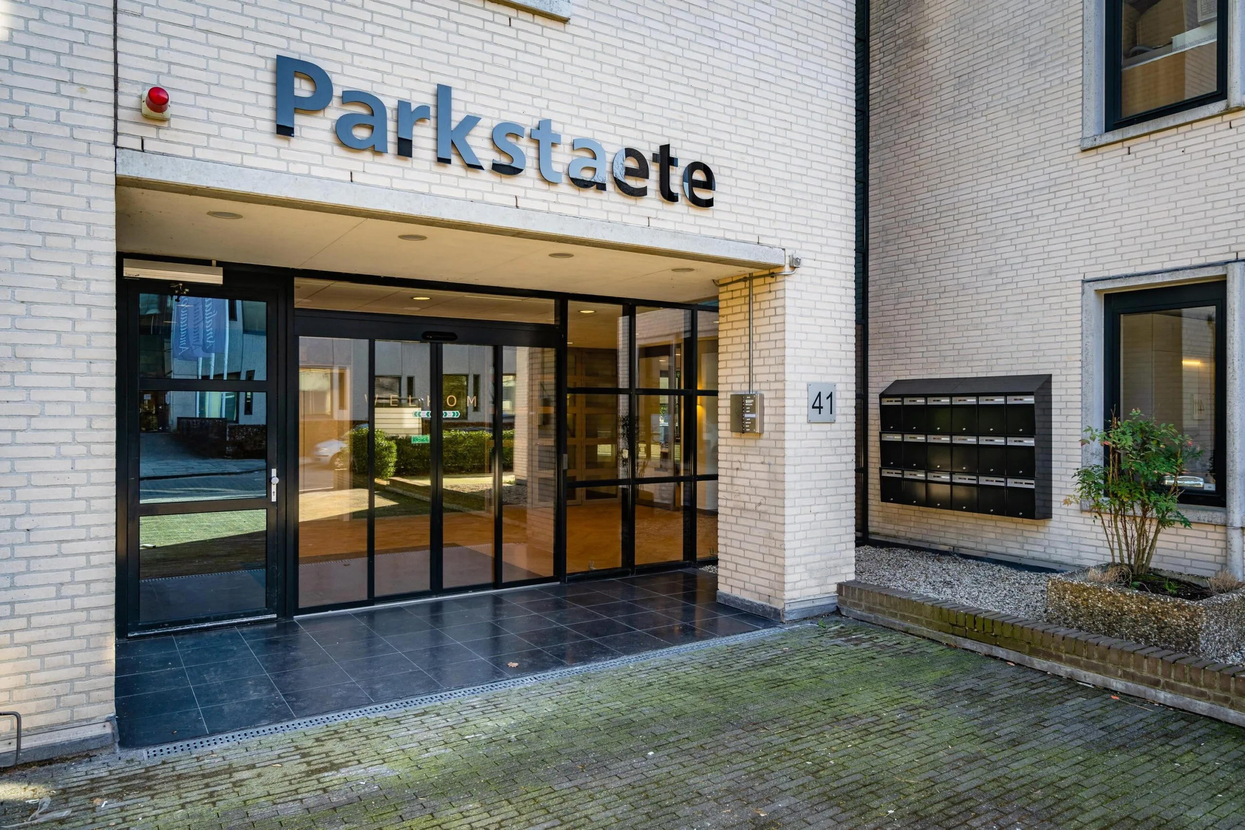 Ingang van een gebouw met de naam "Parkstaete" en huisnummer 41.