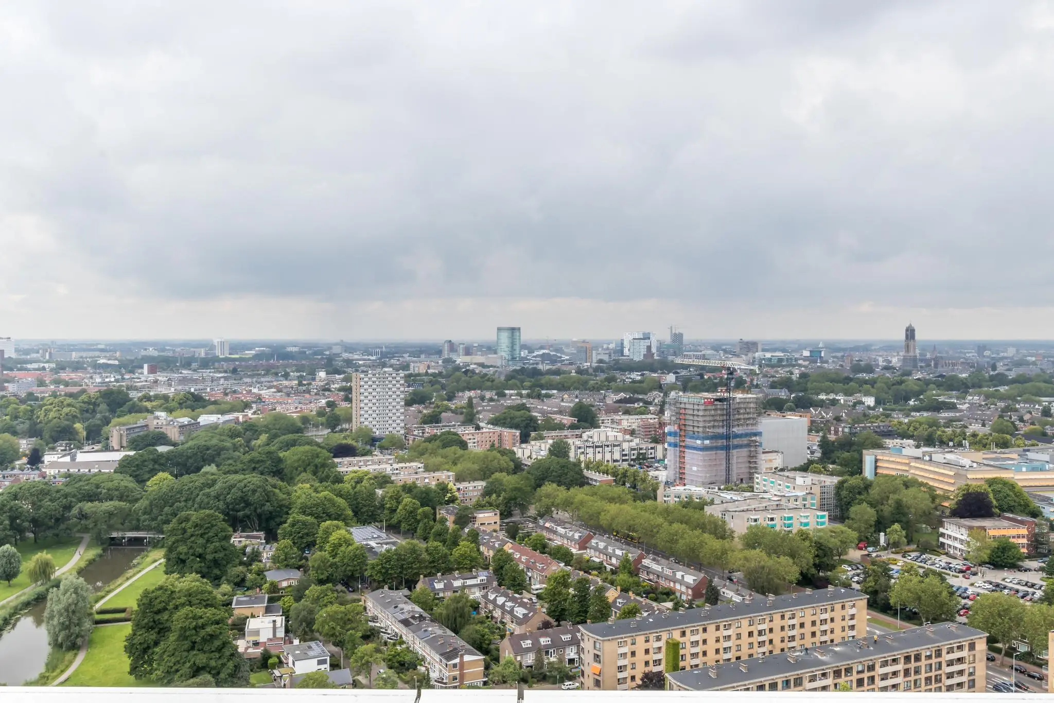 Luchtfoto van het Herculesplein in Utrecht met uitzicht op woonwijken, hoge gebouwen en veel groen.