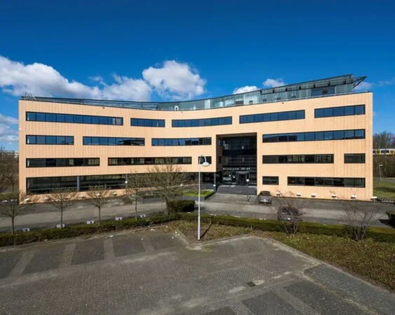 Modern kantoorgebouw aan de Wegalaan 35-47 in Hoofddorp met parkeerplaatsen aan de voorzijde.