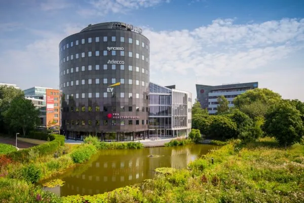 Een modern kantoorgebouw aan de Euclideslaan, omgeven door een vijver en groen.