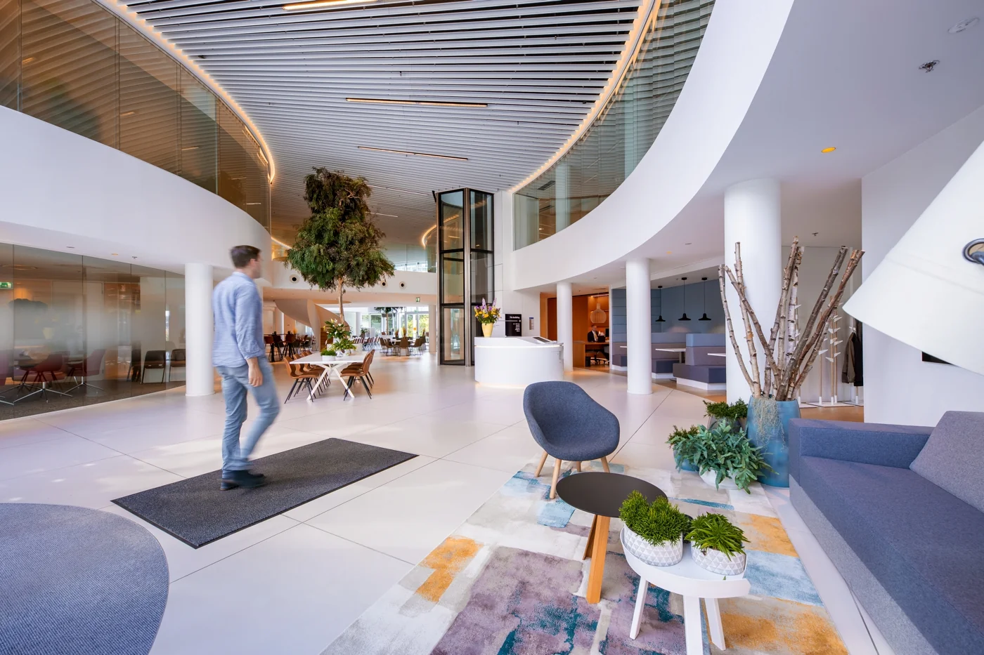 Moderne kantoorruimte met een open indeling, stijlvolle meubels en veel natuurlijk licht.