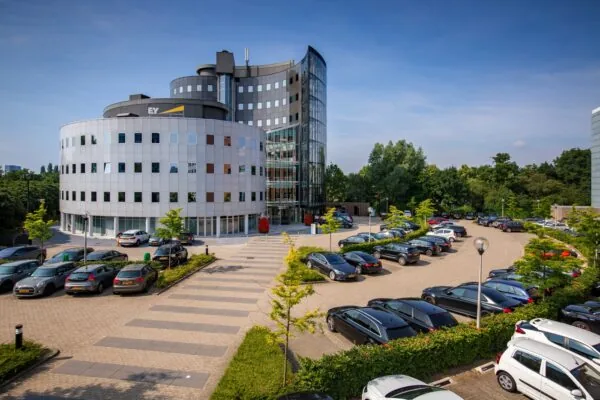 Modern kantoorgebouw aan de Euclideslaan met parkeerterrein ervoor.