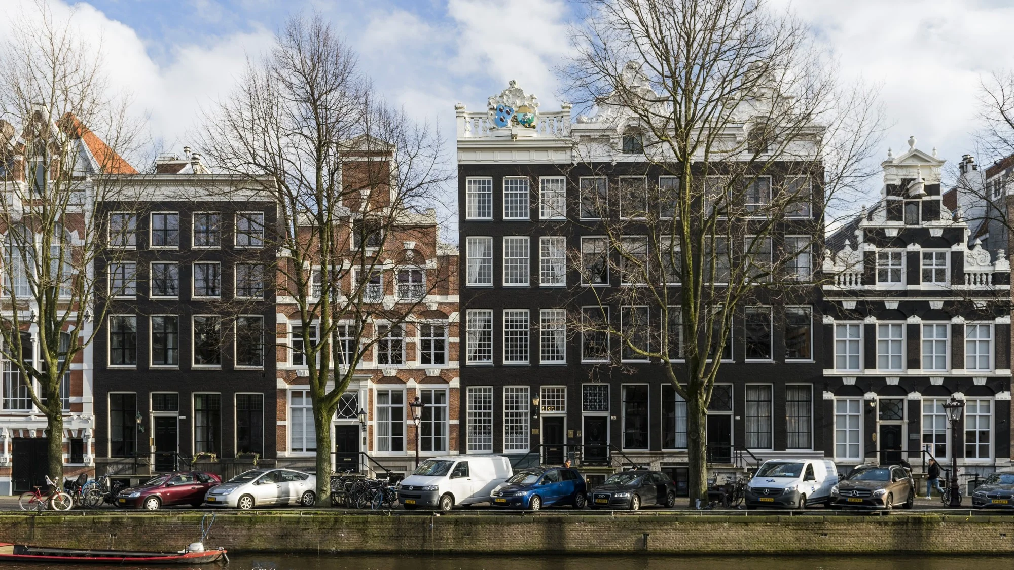 Rij monumentale grachtenpanden aan de Keizersgracht in Amsterdam, gezien vanaf de overzijde van het water.