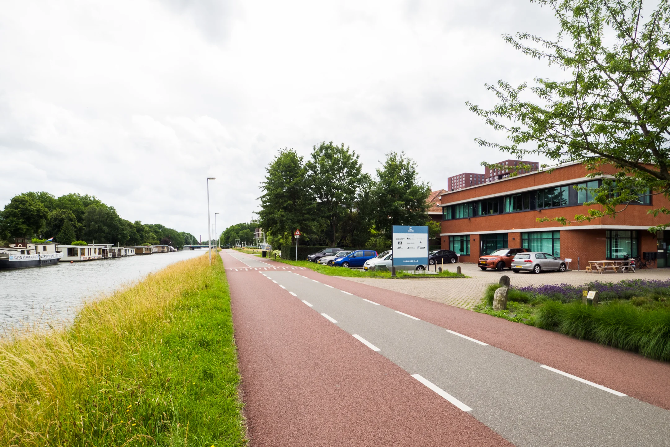 Fietspad langs een kanaal met aangrenzend kantoorgebouw aan de Kanaalweg.
