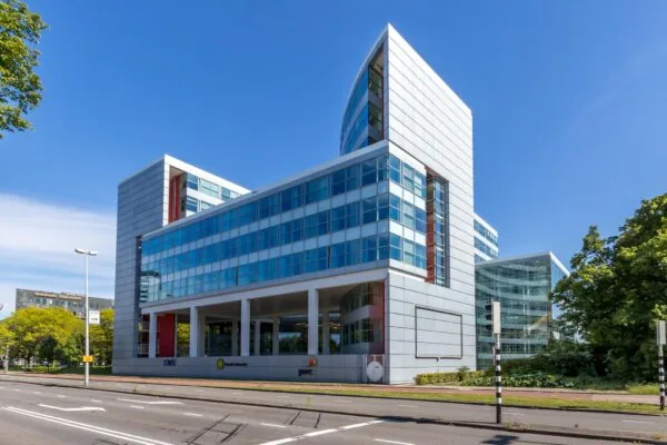 Modern kantoorgebouw aan de Newtonlaan in Utrecht met glasgevels en bedrijfslogo’s op de begane grond.