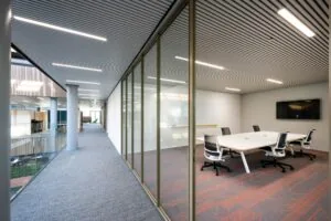 Moderne vergaderruimte met glazen wanden in een kantoor aan Taurusavenue.