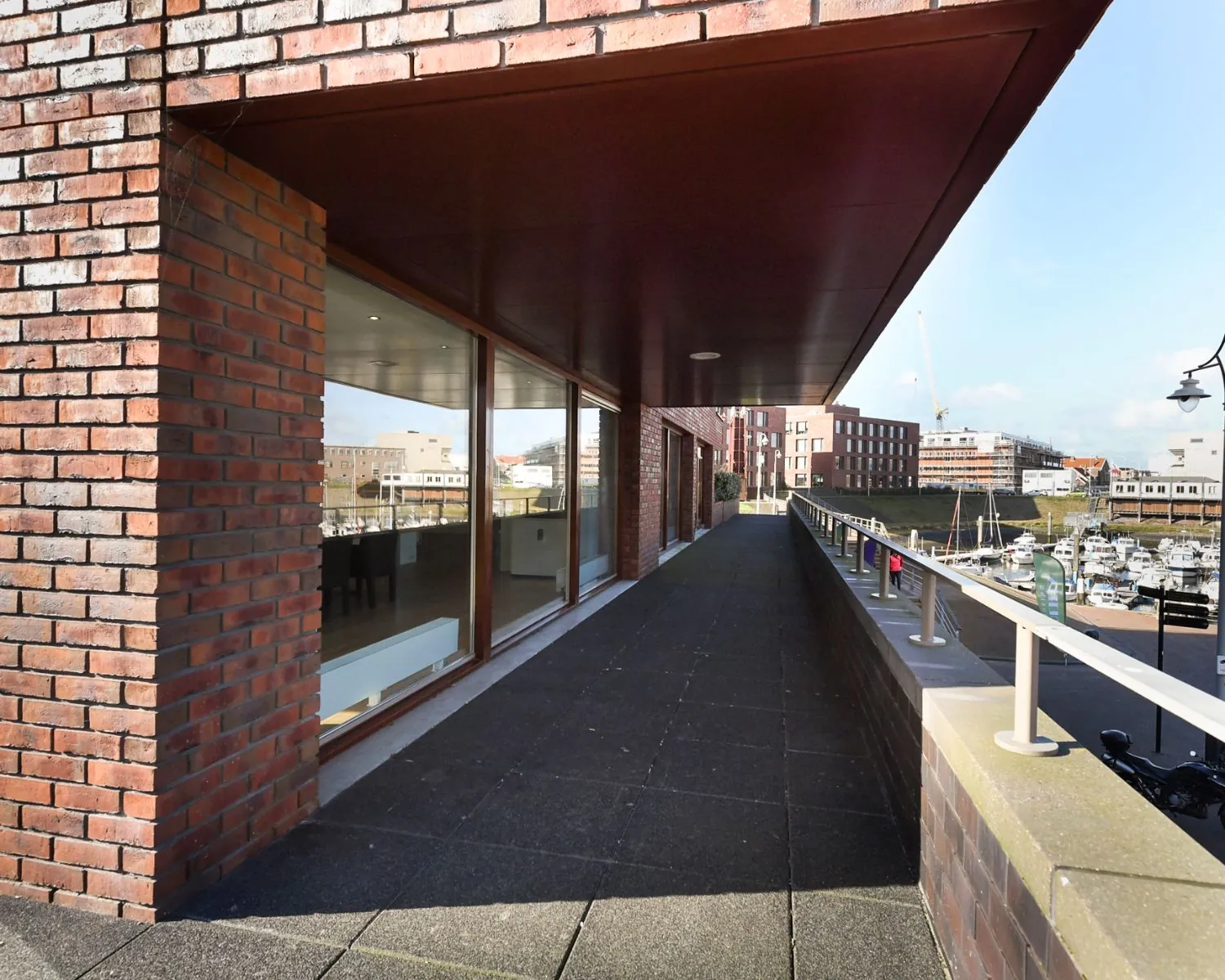 Balkon met uitzicht op de haven bij Dr. Lelykade 257 in Den Haag.