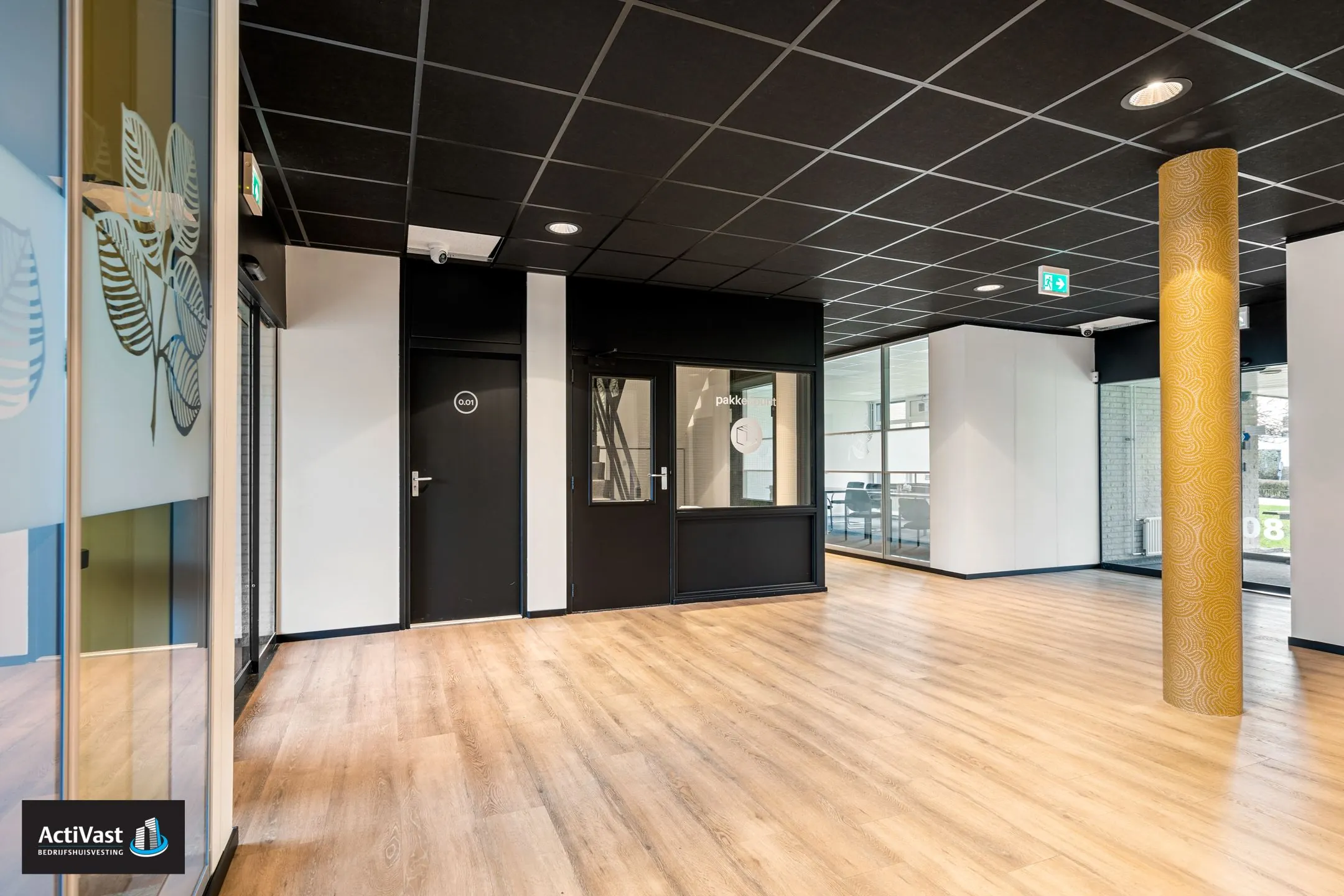 Moderne kantoorruimte in Agro Business Park 22_3 met houten vloer, zwarte plafonds en glazen wanden.