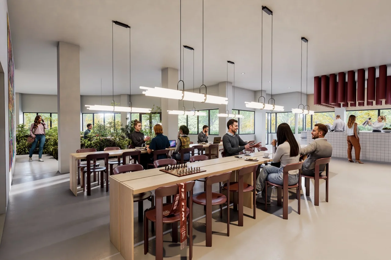 Moderne gemeenschappelijke ruimte met mensen die werken, praten en ontspannen aan lange tafels en bij het koffie-uitgiftepunt.