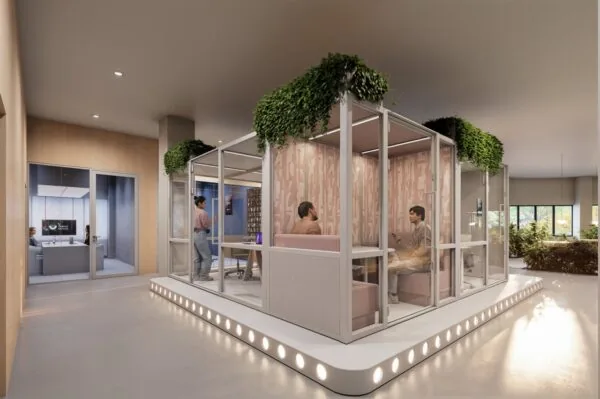 Moderne kantoorruimte met glazen vergaderunits, omgeven door planten en ingericht met zachte tinten.