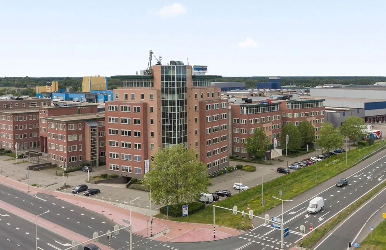 Kantoorgebouw aan de Baron van Nagellstraat 136 met meerdere verdiepingen, gelegen langs een drukke weg in een bedrijventerrein.
