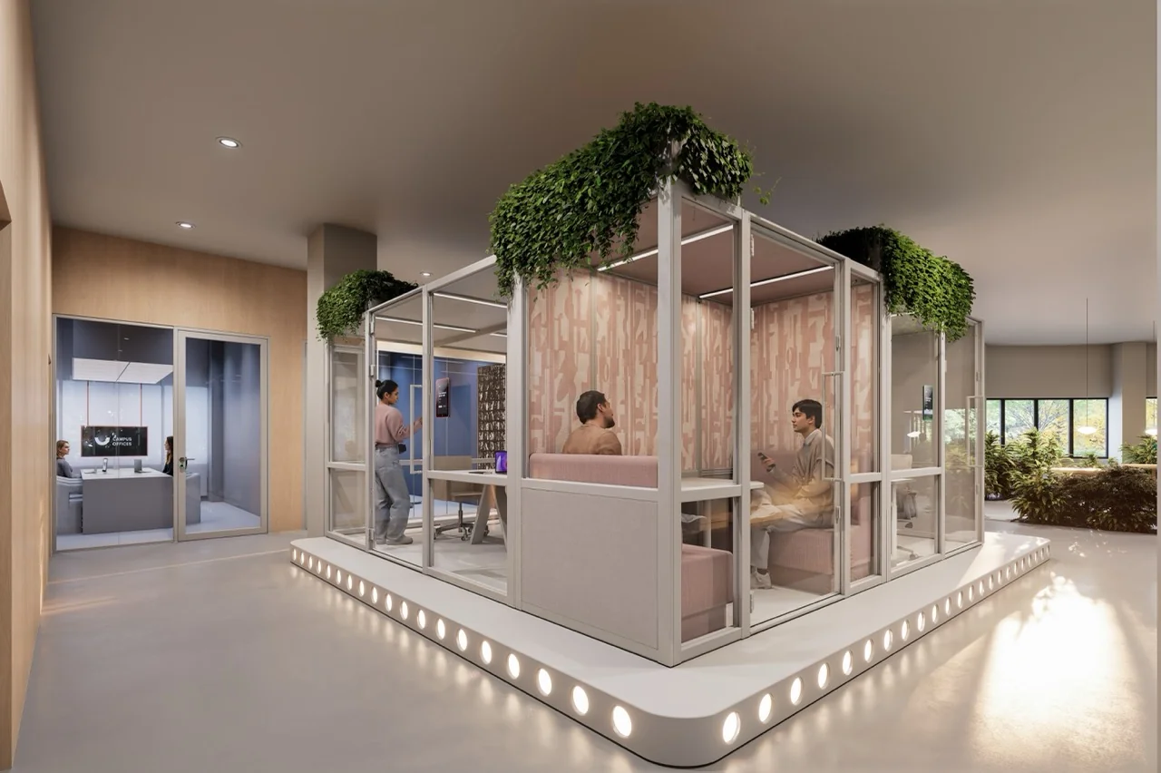 Een moderne kantoorruimte met glazen vergadercabines en groene planten.