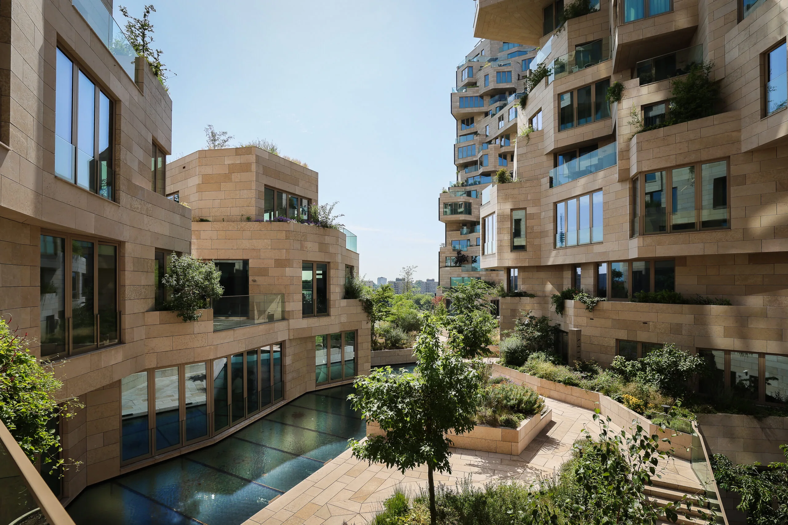 Moderne terrassen en gevels van het Co-Office Valley gebouw in Amsterdam met veel groen en waterpartijen.