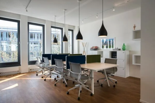 Modern ingerichte kantoorruimte op Coolsingel 65 met gedeelde werkplekken, ergonomische bureaustoelen en grote ramen.