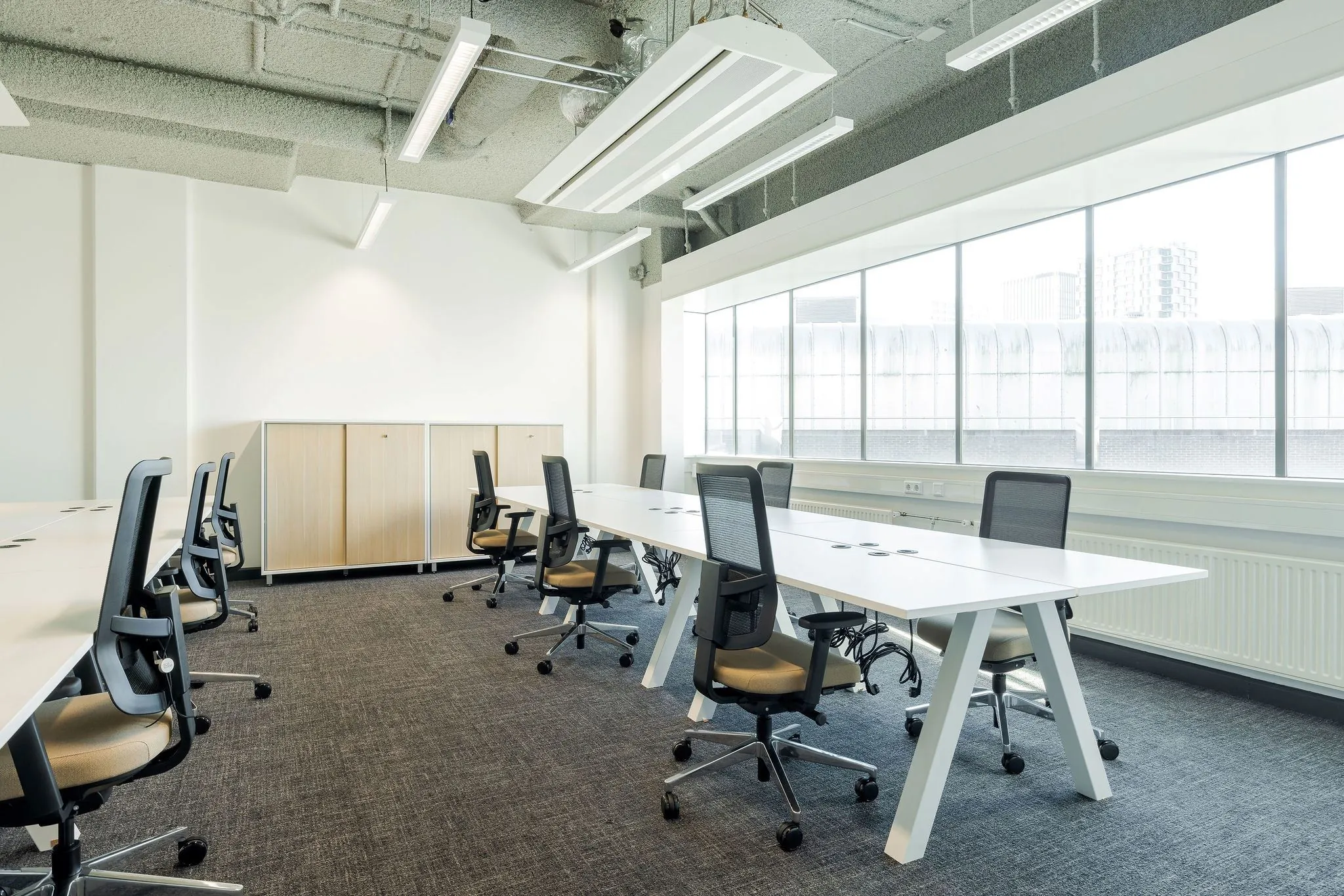 Moderne en lichte kantoorruimte aan de Daalsesingel 51 met bureaus, ergonomische bureaustoelen en grote ramen.