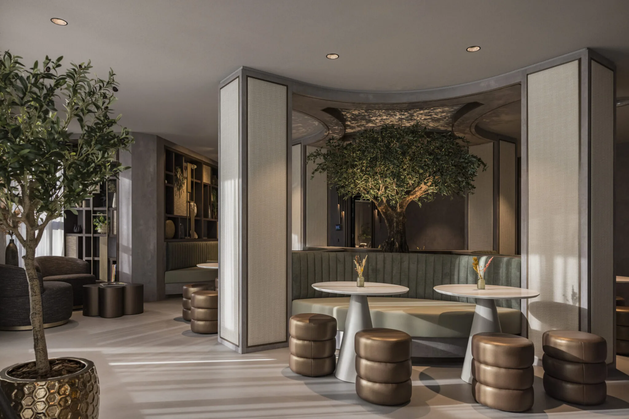 Stijlvol ingerichte lounge in EO Diemen met ronde zitjes, moderne tafels en een grote boom als centraal decoratief element.