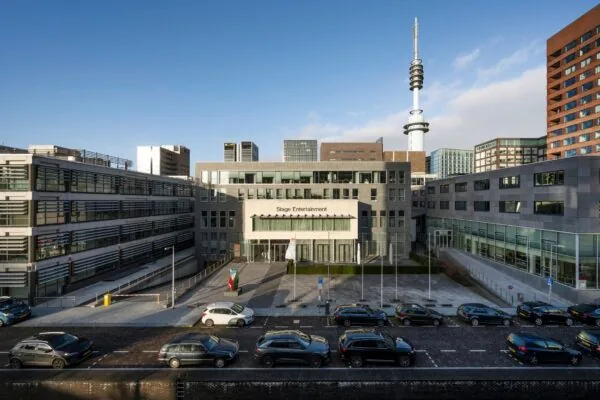 Voorgevel van het hoofdkantoor van Stage Entertainment met geparkeerde auto's op de voorgrond.