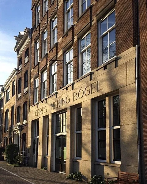 Gevel van een bakstenen gebouw met het opschrift "CERES NERING BÖGEL" boven de ingangen.