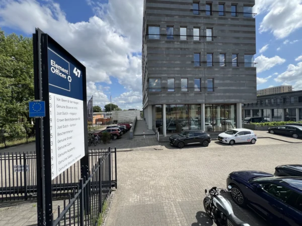 Kantoorpand Element Offices 47 met bedrijfsnaambord en geparkeerde auto's op de voorgrond.