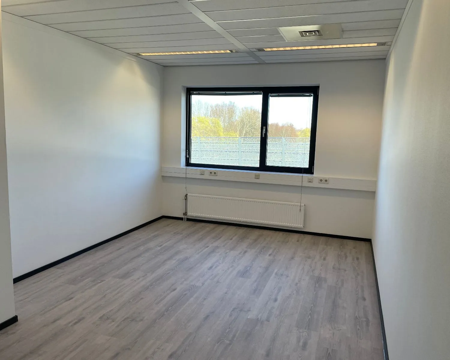 Kantoorpand Element Offices 47 met bedrijfsnaambord en geparkeerde auto's op de voorgrond.