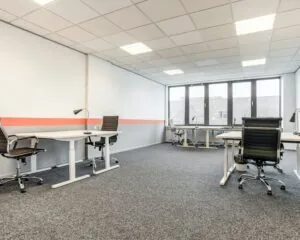 Moderne kantoorruimte met meerdere werkplekken en bureaustoelen aan De Limiet 15 in Vianen.