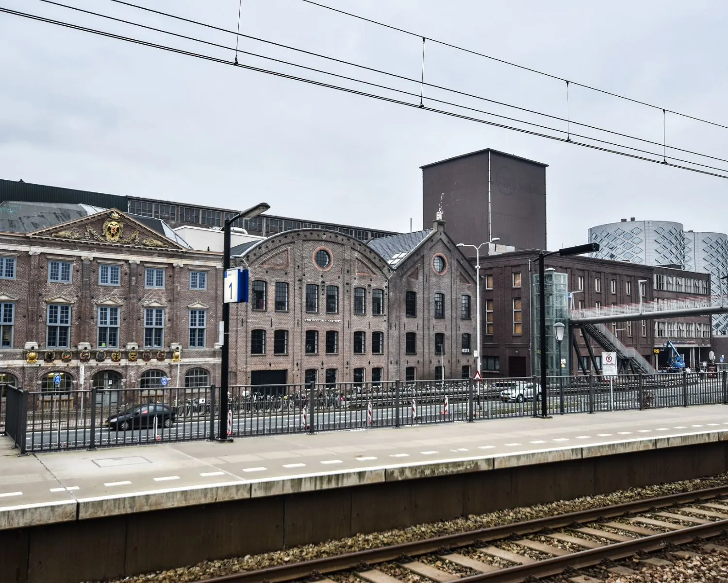 Uitzicht op kantoorruimtes aan de Haarlemmerstraatweg 11 in Halfweg, gezien vanaf het treinperron.