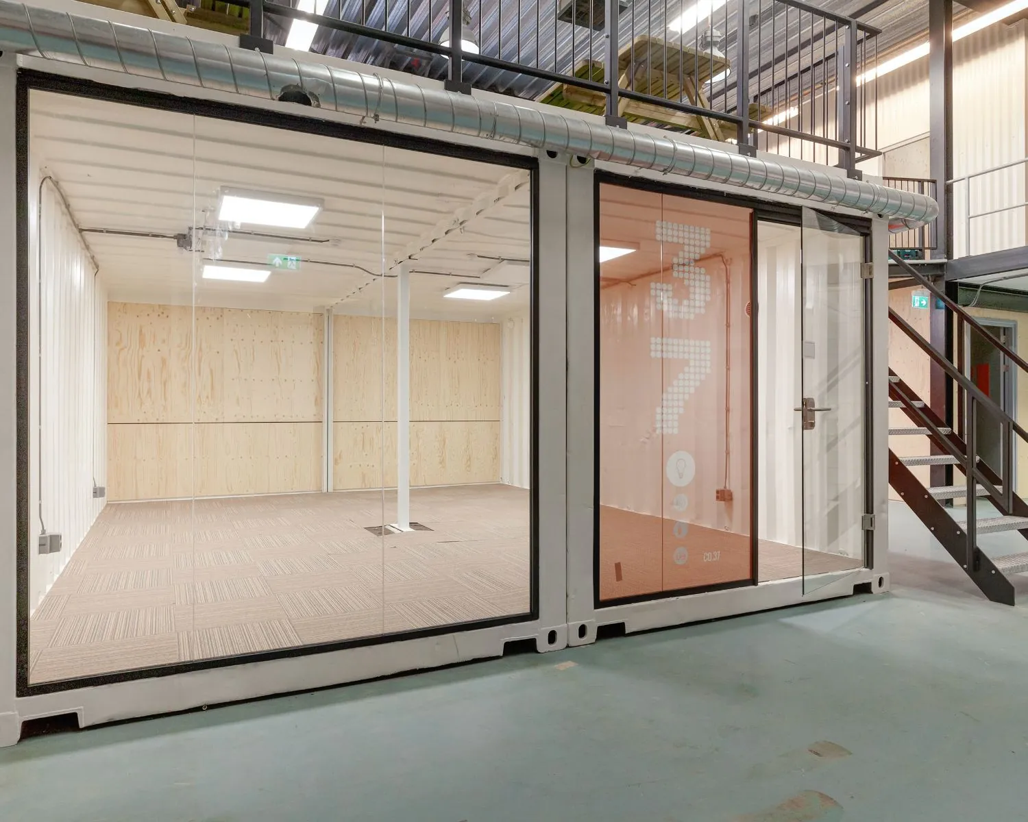 Moderne kantoorruimte in een containerunit met glazen wanden in Hoofdveste 2, Houten.