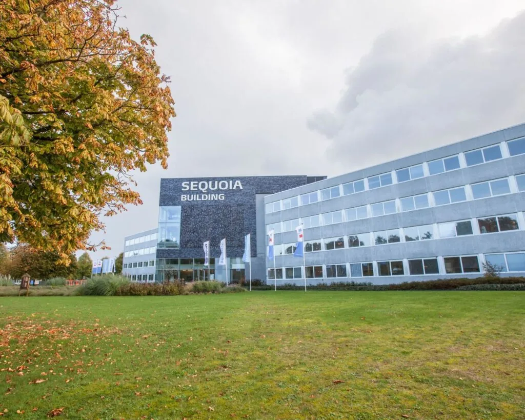 Kantoorruimte in het Sequoia Building aan de Laan van Malkenschoten 40-1 met moderne gevel en omliggend groen.