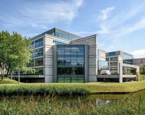 Modern kantoorgebouw aan de Polarisavenue 130-148 met grote glazen raampartijen en omliggend groen.
