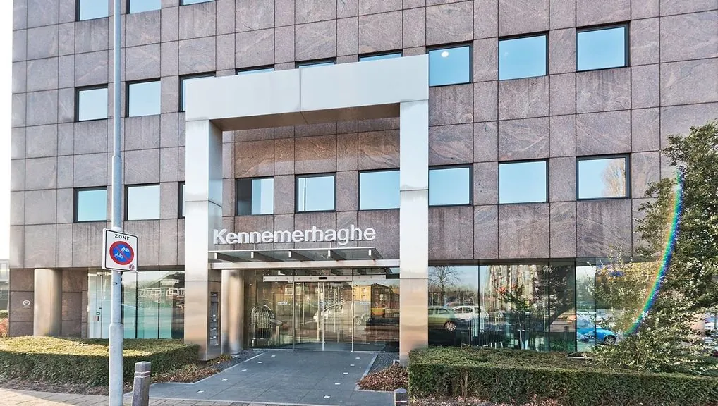Vooraanzicht van het kantoorgebouw Kennemerhaghe aan de Leidsevaartweg 99 in Heemstede.