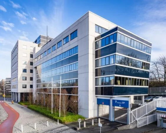 Modern kantoorgebouw aan de Overschiestraat 59 in Amsterdam met grote ramen en parkeergarage.