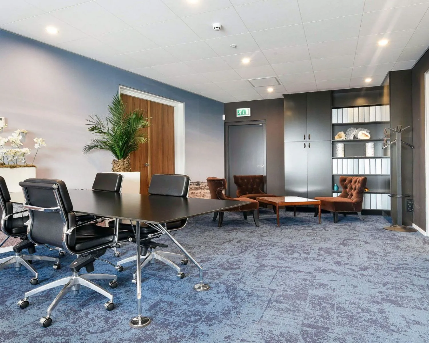 Moderne kantoorruimte in SugarCity Halfweg met vergadertafel, loungehoek en opbergkasten.