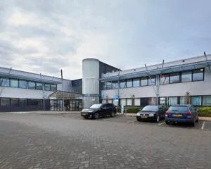 Moderne kantoorruimte met parkeerplaatsen aan de Ukkelstraat 2 in Eindhoven.