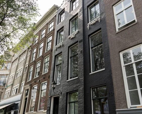 Gevelaanzicht van historische kantoorpanden aan de Herengracht 420 in Amsterdam.