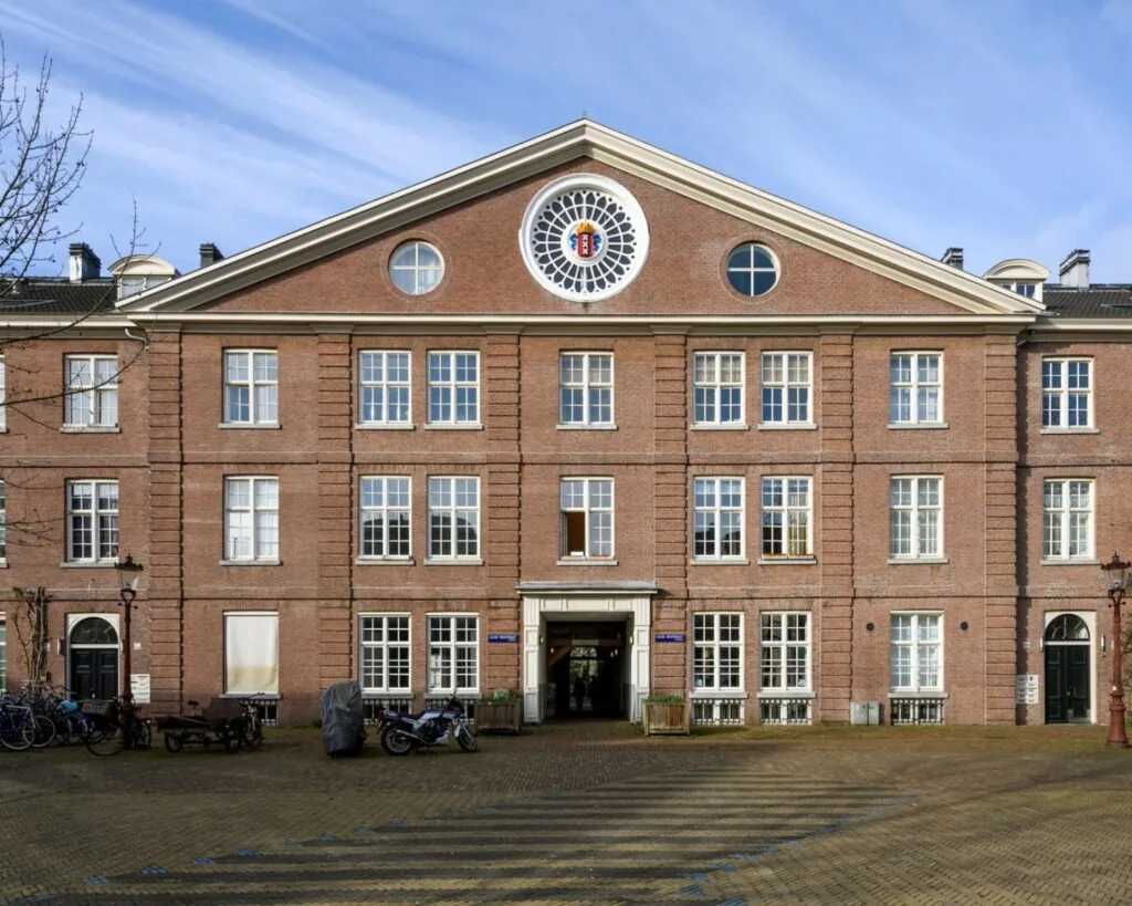 Voorgevel van het kantoorgebouw aan de Sarphatistraat 640-642 in Amsterdam met rode bakstenen en symmetrische raamindeling.