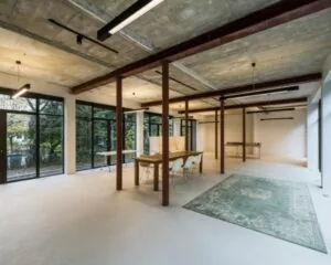 Moderne, lichte kantoorruimte aan de Sloterweg 796 in Amsterdam met grote ramen, industriële elementen en een open indeling.