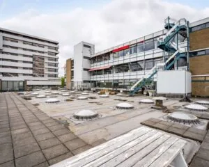 Dakterras met lichtkoepels bij kantoorruimte aan de Vijverhofstraat 47 in Rotterdam.