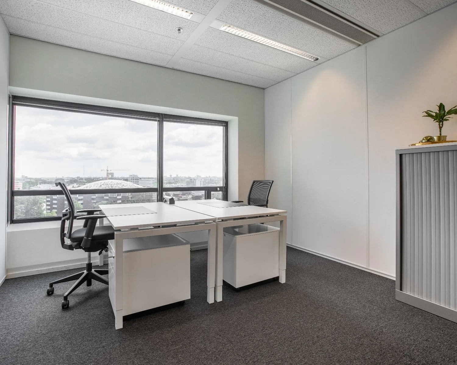 Moderne en lichte kantoorruimte met twee bureaus en uitzicht over Amsterdam Sloterdijk aan de Radarweg.
