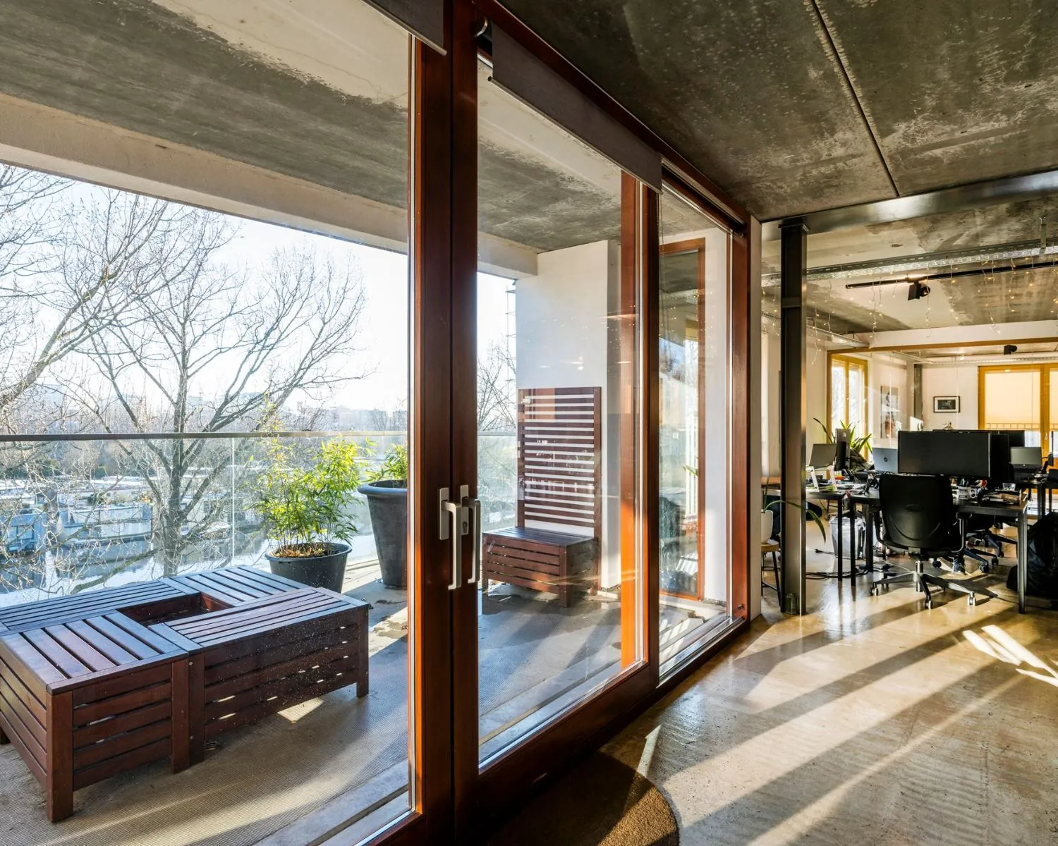 Moderne kantoorruimte aan de Vliegtuigstraat 6 in Amsterdam met balkon en glazen schuifdeuren.